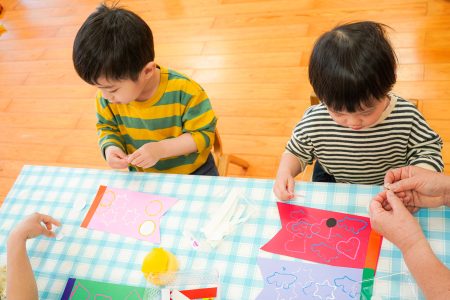 2歳児クラスうさぎぐみさんの製作活動